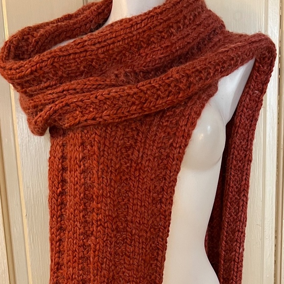 Extra-long, hand-knit scarf in alpaca-acrylic blend - Picture 15 of 15